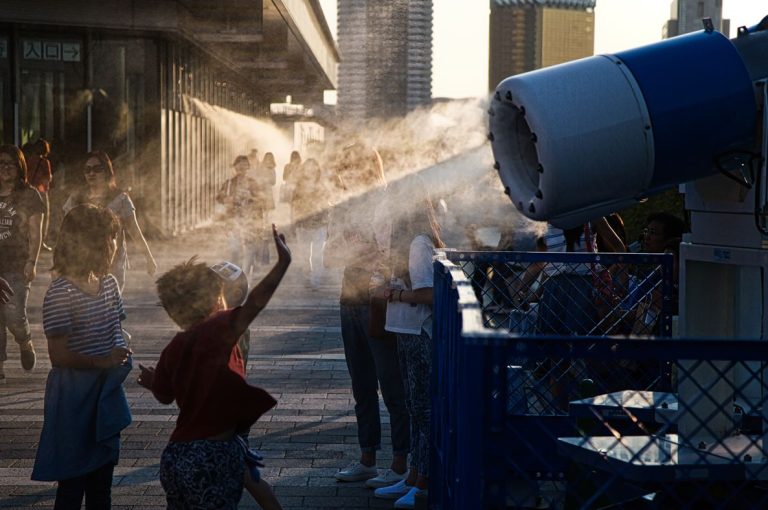 Yaponiyada istidən qurtulmaq üçün küçə qurğuları